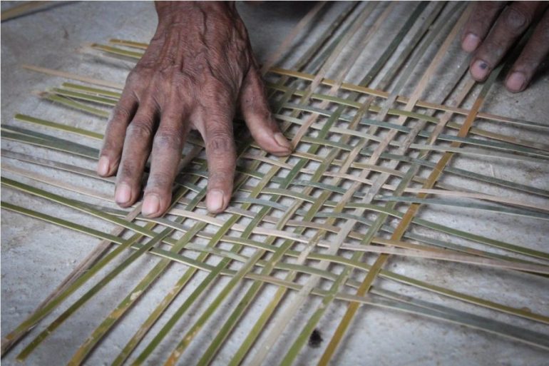 menganyam bambu